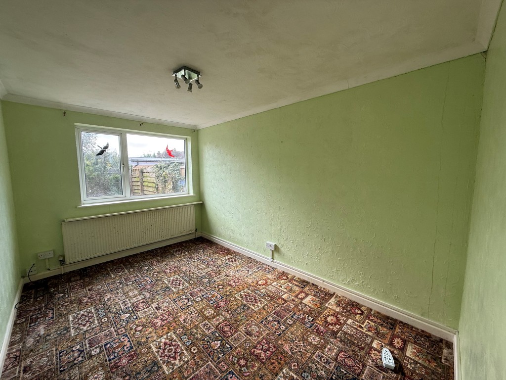 Lot: 163 - THREE-BEDROOM DETACHED HOUSE FOR IMPROVEMENT - 3rd carpeted reception area with window and radiator